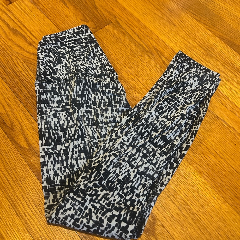 lululemon aligns, Black and White Leggings, great condition